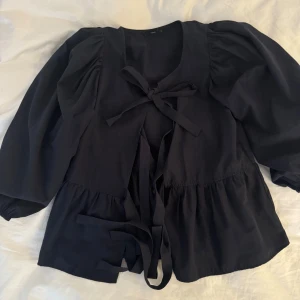 Marinblå blus!!💗 - En jättefin marinblå blus från märket Pilgrim. Men den är köpt i butik hos Only!!💞💞 Den är endast använd två gånger💞Den är i storlek M men den passar mer som en S💞💞💞