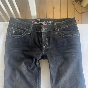 Y2k jeans - Snygga jeans med unika detaljer från melennieskiftet. Säljer för att de har blivit lite för små. Väldigt fint skick!💕 
