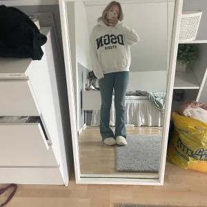 Hoodie - Vit hoodie från boohoo i storlek M men passar även S. Trycket är i frotté❤️