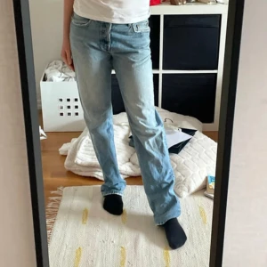 Ljusblå jeans - Säljer ett par ljusblå jeans i en klassisk straight fit. De är midwaist och har en avslappnad passform som är perfekt för vardagsbruk. Jeansen är i bra skick och passar till det mesta i garderoben.