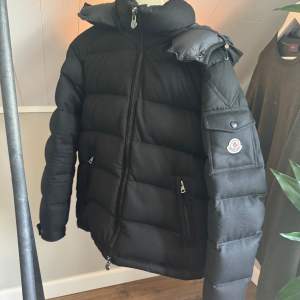 Moncler montegenvre jacka  Storlek 3 Skick 8/10 Köpt på mytheresa för 1 årsen typ  