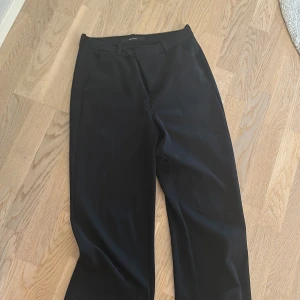 Kostymbyxor - Snygga kostym byxor från vero Moda i väldigt bra skick men kommer tyvärr inte till användning längre!🩷🩷🥰