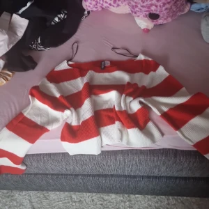 Röd- och vitrandig tröja från H&M Divided - Säljer en superfin röd- och vitrandig tröja från H&M Divided. Den är i storlek XS och har långa ärmar. Perfekt för en avslappnad stil och passar bra till både jeans och kjol. Tröjan är i bra skick och redo för en ny ägare!