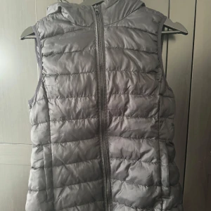 Väst  - Storlek M, svart väst med luva, bra skick