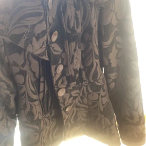 Svart med blommor kavaj  - Passar perfekt till hösten 