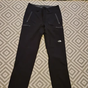 Byxor - the north face byxor Strolek S och pssar för M också har inte använda det mycket det ser ut som ny. och det Regnbyxor också