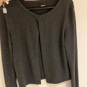 Kofta  - Kofta från gina med en knapp! Väldigt fint skick! Nästan oanvänd. 