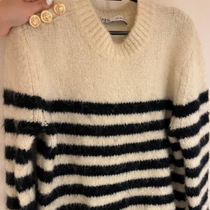 Stickad tröja  - Stickad tröja med guldknappar från Zara! Knappt använd så väldigt fint skick! 🤍 
