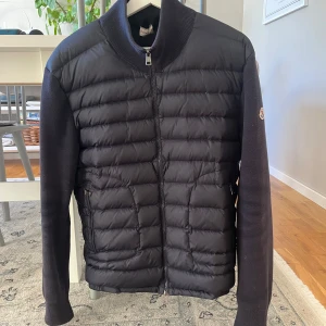 Moncler cardigan - En fin moncler cardigan i storlek L, bra skick, ända är att den är lite solblekt!