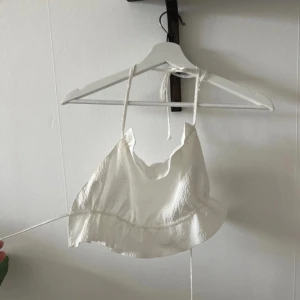 Topp  - Vit knyt topp med helt öppen rygg