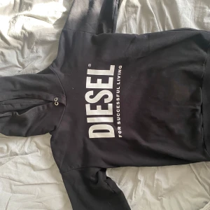 Diesel Hoodie - Säljer en Diesel hoodie. Knappt använd och i bra skick. Köpt för runt 700kr