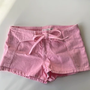 Rosa jeansshorts - Så finns Lågmidjad jeansshorts, endast använda en gång⭐️