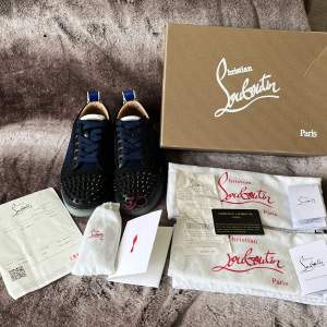 Hej säljer nu ett par Louboutin i strlk 42,5. Säljs för dem e för stora. Riktigt bra pris. Ny pris 12800, priset är diskuterbart vid snabb affär. Fraktas samma dag 