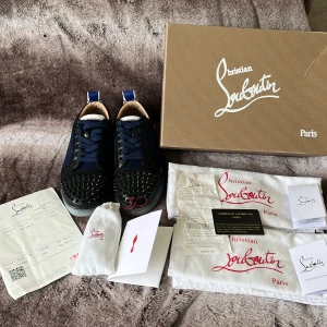 Louboutin  - Hej säljer nu ett par Louboutin i strlk 42,5. Säljs för dem e för stora. Riktigt bra pris. Ny pris 12800, priset är diskuterbart vid snabb affär. Fraktas samma dag 