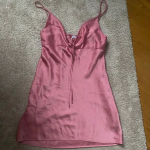 Siden klänning från bershka - Fin siden klänning från bershka i strl S, knappt använd