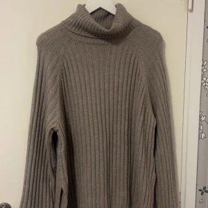 Stickade tröja  - Oanvänd stickade tröja från HM