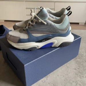Dior B22 - Ett par sköna dior B22 i storlek 44. De är i bra skick, ingenting som är sönder.  Är använda några gånger. Priset kan diskuteras.