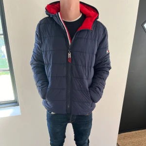 Tommy Hilfiger Jacka  - Storlek M,skick 9/10, perfekt nu till vintern ☃️