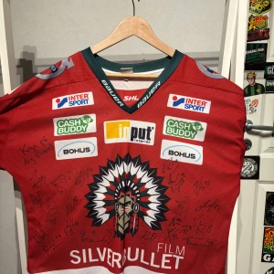 Signerad matchtröja  - Använt fåtal gånger men har dessvärre slutat gå på matcher så nu säljer ja den pga tar onödig plats 