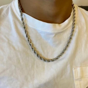  kedje halsband  - OPS HAR BARA KVAR I GULD!!Detta Silver halsbandet tappar inte färg och är äkta. 💗Halsbandet har också lite tyngd i sig samt är lite tjockare.  Längd: 55 cm