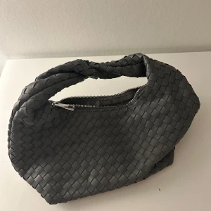 Väska - Liten grå väska från Gina tricot