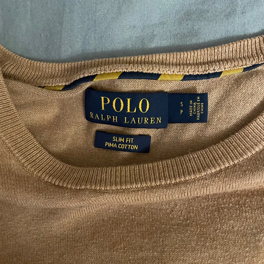 En beige Ralph Lauren tröja som är i storlek s slim fit har används ganska mycket men är i bra skick nypris 900 kr. Tröjor & Koftor.