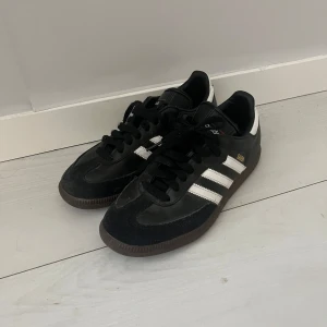 Adidas Samba - Storlek 38,lite smutsiga, liten tråd som sticker ut där bak men annars i bra skick