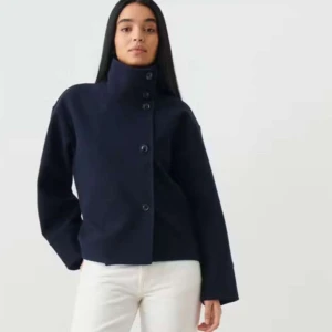 Gina kort kappa - Säljer denna fina korta kappa från Gina!💕