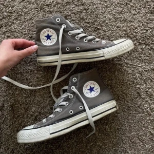 Converse - Höga converse, knappt använda