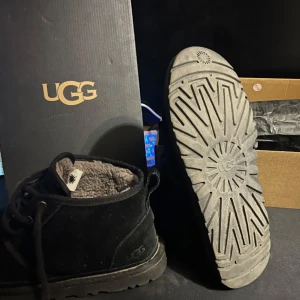 UGGs neumel Stl 39/uk5  - Skick 7/10-8/10 lite salt på dom men det går att tvätta bort. Nypris cirka 1000kr, pris går att diskuteras, allt og ingår. Skorna är väldigt sköna, varma och snygga. Hör av dig vid frågor.