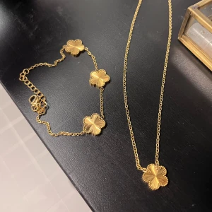 Halsband och armband  - Halsband och armband i steinless steel. 150kr styck eller 250 för båda! Oanvända 