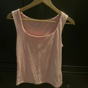 Linne - Fint linne ifrån lager 157! Ganska nytt och använt fåtal ggr säljer för att jag har två! Nypris är 80! Men jag kan inte hitta de rosa på hemsidan så tror inte att de säljs längre!  Det finns en liten fläck som syns på sista bilden pris går att ändra!