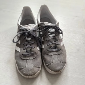 Adidas skor - Grå adidas skor i modellen gazelle 