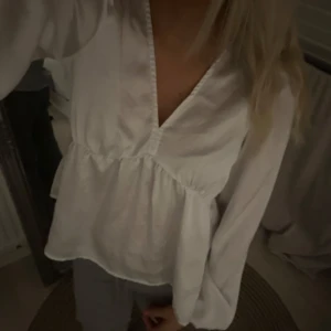 Vit blus - Jättefin blus från vero Moda, använd en gång, perfekt skick