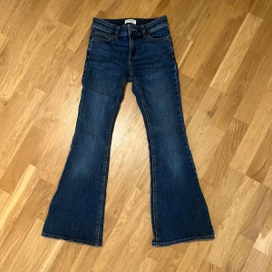 Utsvängda jeans  - Utsvängda mörkblå jeans från Lindex strl 164