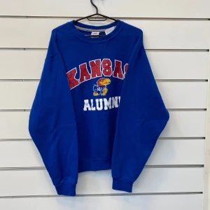 Vintage College Sweatshirt Kansas Russell Athletic - I bra skick med tecken på nopper   Storlek Small med en rätt najs passform  Skriv ifall du har några fler frågor!