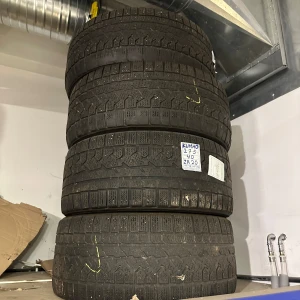 Jag har 7 uppsättningar däck inför vintern  - Välj en uppsättning Bild 1 (275/45R20) 4st Friktion 4mm Bild 2 (225/50R17) 2 st Dubb Nokian 10m  Bild 3 (225/75R16) 2 st Dubb 7mm Bild 4 (255/55R17) 4st Friktion 5mm Bild 5 (225/40R18) 4st Friktion 7mm 