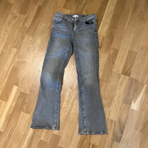 Grå utsvängda Gina Tricot jeans  - Grå utsvängda jeans från Gina Tricot strl 152. Ny pris 