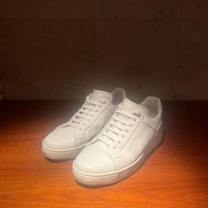 Bottega veneta sneakers - Helvita sneakers från Bottega Veneta. Riktigt fetta och ovanliga skor som den stora mängden inte har! Unika. Strl 42 enligt skon men sitter som en 43. Nypris ligger runt 7000kr! Vid frågor är det bara att hör av sig.