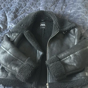 Zara Jacka - Säljer en helt ny Zara jacka, aldrig använd och fortfarande i perfekt skick. Fick den som present men den har inte kommit till användning. Storlek S, perfekt för kyligare dagar med sin mjuka och stilrena design.