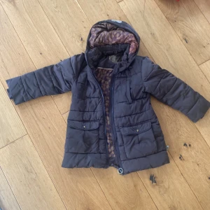 Pompdelux Vinterjacka  - Fin pompdelux vinterjacka. Brun och innerfoder med 🍂 löv. 