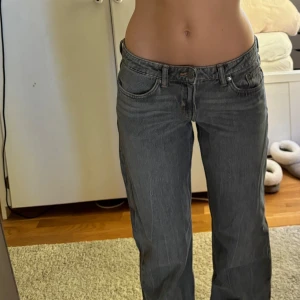 Weekday Arrow jeans  - Grå, lågmidjade jeans från weekday i modellen Arrow. Storlek W26 L32. Midjemått rakt över: 38cm. Innerbens längd: 76cm. Nyskick, inga defekter. Pris kan diskuteras vid snabb affär⭐️
