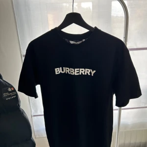 Burberry T-shirt  - Aldrig andvänd  Så skicket är 10/10 