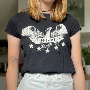 T-shirt med tryck - Använd men i fint skick!