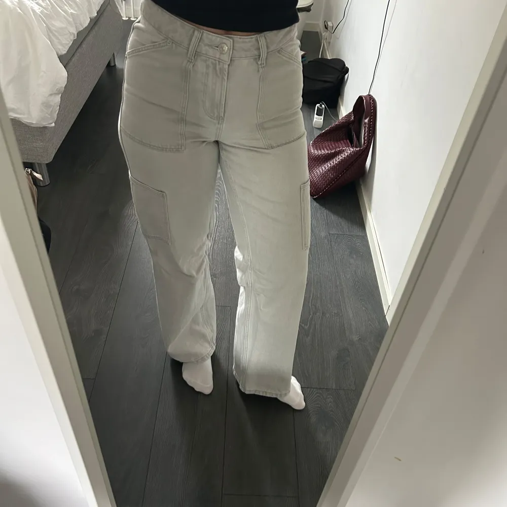 Så snygga cargo jeans från nakd som inte kommit till användning på ett tag.  Modellen heter: Low waist wide leg cargo jeans. Jeans & Byxor.