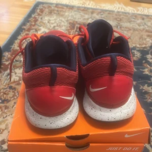 Nike basketskor - Nike basketskor i färgen röd i storlek 43. Riktigt sköna att spela i. 