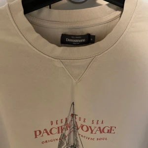 Dressman Tröja M - Säljer nu en dressman tröja som ligger i väldigt bra skick, få tal användning. Säljer tröjan p.g.a jag inte använder den längre 