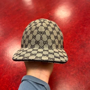 Äkta gucci keps  - Jag säljer min Gucci keps storlek m som nästan är helt ny den kommer med box påse och dustbsg