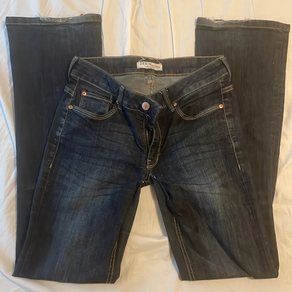 Säljer dessa mörkblåa, lågmidjade, bootcut jeans. De har en liten defekt nertill gylfen då den förra ägaren hade sytt om de. Innerbenslängden:78cm midjemått tvärs över: 34cm skriv privat för andra bilder och priset kan alltid diskuteras💕. Jeans & Byxor.