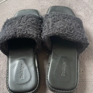 Rodebjer tofflor - Säljer nu ett par slutsålda rodebjer tofflor med ny pris 800 ! Lite fel tid på året att sälja de men tänker att jag kan lägga ut de och se vad som händer! De är lite smutsiga men jag kan torka bort de innan jag skickar! Pris går att ändra. 💕